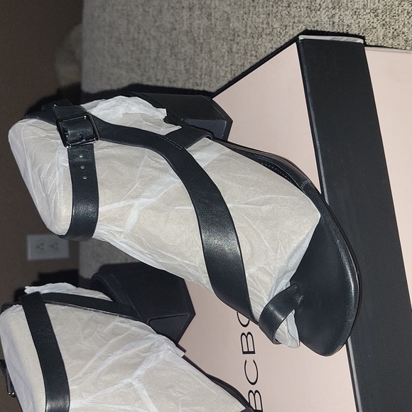 BCBG BLACK LEATHER SZ 61/2 NEW BEAUTIFUL SANDAL - Picture 2 of 5